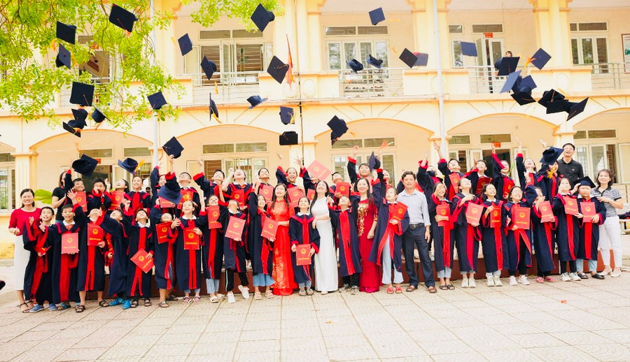 Giáo viên và học sinh Trường TH thị trấn Lập Thạch trong ngày bế giảng năm học.