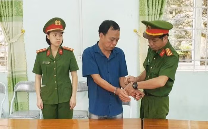 Cơ quan Công an thi hành lệnh bắt tạm giam đối với Dương Văn Cảnh. Ảnh: Công an Hà Giang.