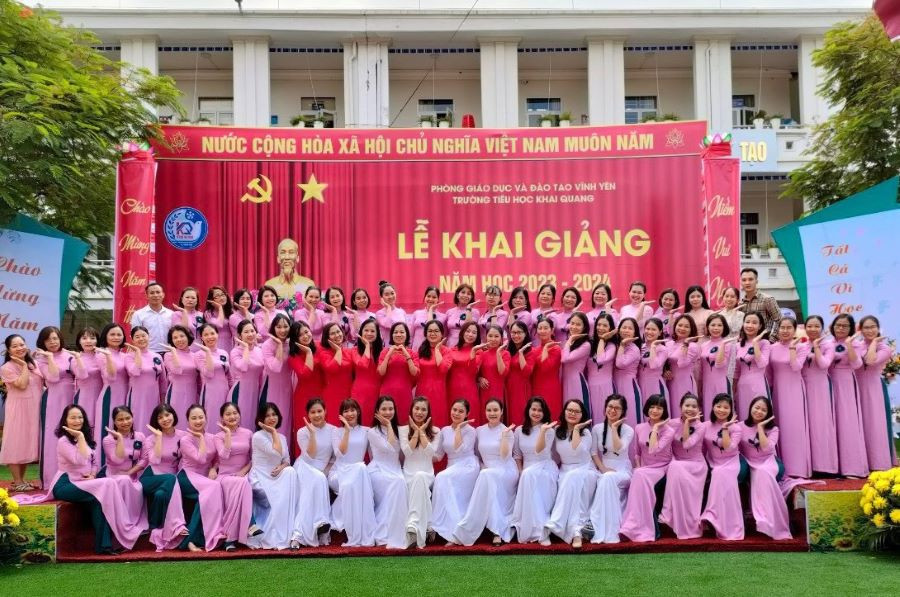 Tập thể cán bộ, giáo viên, nhân viên trường Tiểu học Khai Quang, TP Vĩnh Yên, tỉnh Vĩnh Phúc.