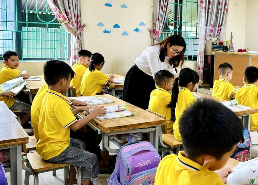 Cô Phan Thị Thùy Dung và học trò trong giờ học