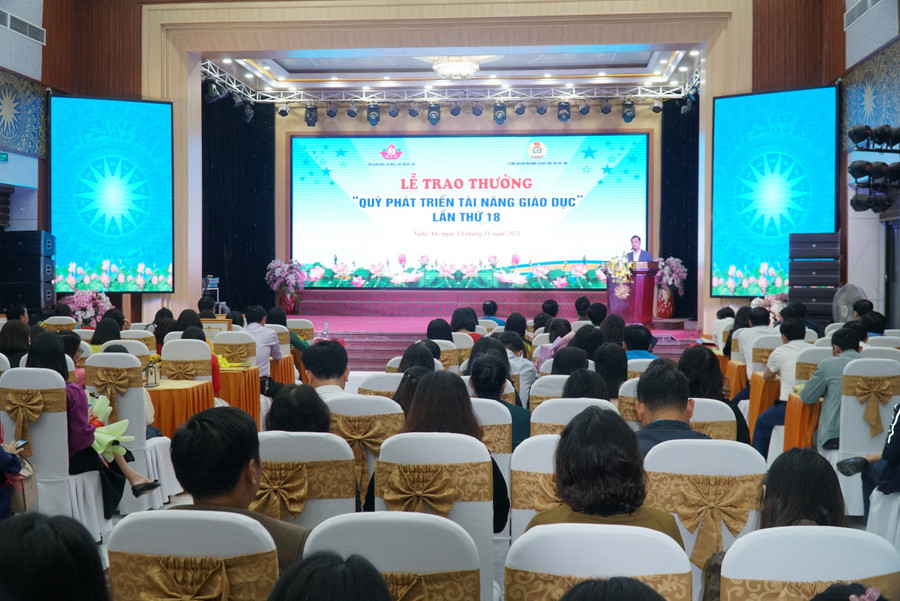 Năm nay là lần thứ 18 Công đoàn ngành giáo dục Nghệ An tổ chức trao thưởng &quot;Quỹ phát triển tài năng giáo dục&quot;. Ảnh: Hồ Lài