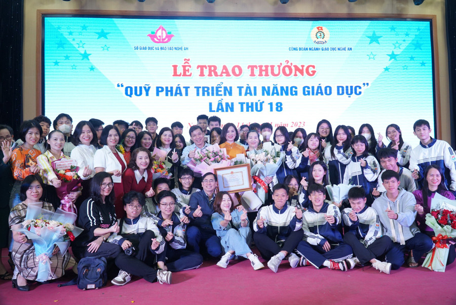 Học sinh Trường THPT Huỳnh Thúc Kháng (TP Vinh, Nghệ An) đến chúc mừng và chung vui với thầy cô giáo được nhận giải thưởng &quot;Quỹ phát triển tài năng giáo dục&quot;. Ảnh: Hồ Lài