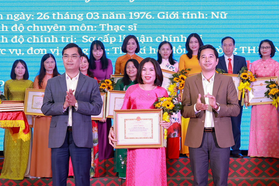 Ông Nguyễn Văn Khoa - Phó Giám đốc Sở GD&amp;ĐT Nghệ An và ông Đặng Văn Hải - Chủ tịch Công đoàn ngành Giáo dục trao giấy khen và phần thưởng cho giáo viên tài năng. Ảnh: Hồ Lài