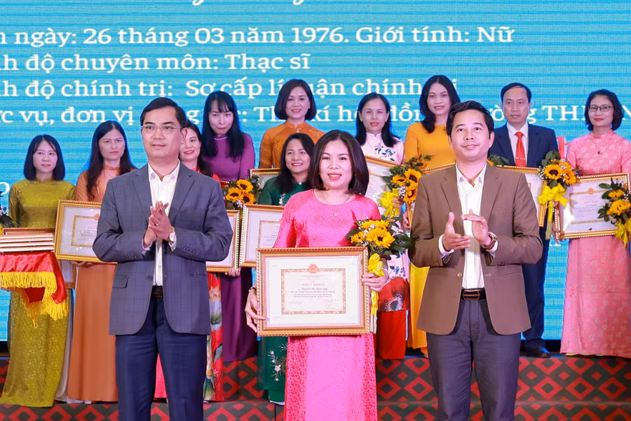 Ông Nguyễn Văn Khoa - Phó Giám đốc Sở GD&amp;ĐT Nghệ An và ông Đặng Văn Hải - Chủ tịch Công đoàn ngành Giáo dục trao giấy khen và phần thưởng cho giáo viên tài năng. Ảnh: Hồ Lài