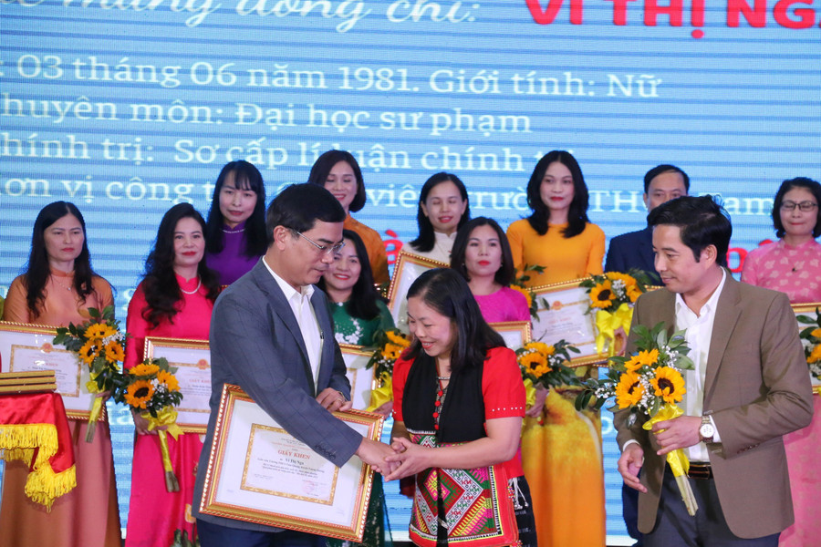 Trong số 24 giáo viên được trao thưởng, có nhiều thầy cô giáo là người dân tộc thiểu số, dạy học ở vùng cao, đặc biệt khó khăn. Ảnh: Hồ Lài
