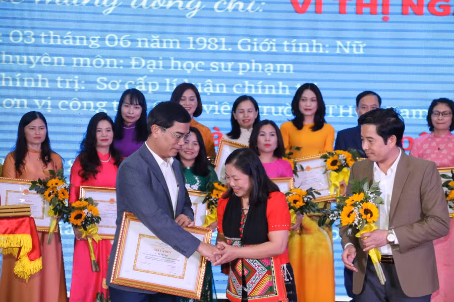 Trong số 24 giáo viên được trao thưởng, có nhiều thầy cô giáo là người dân tộc thiểu số, dạy học ở vùng cao, đặc biệt khó khăn. Ảnh: Hồ Lài