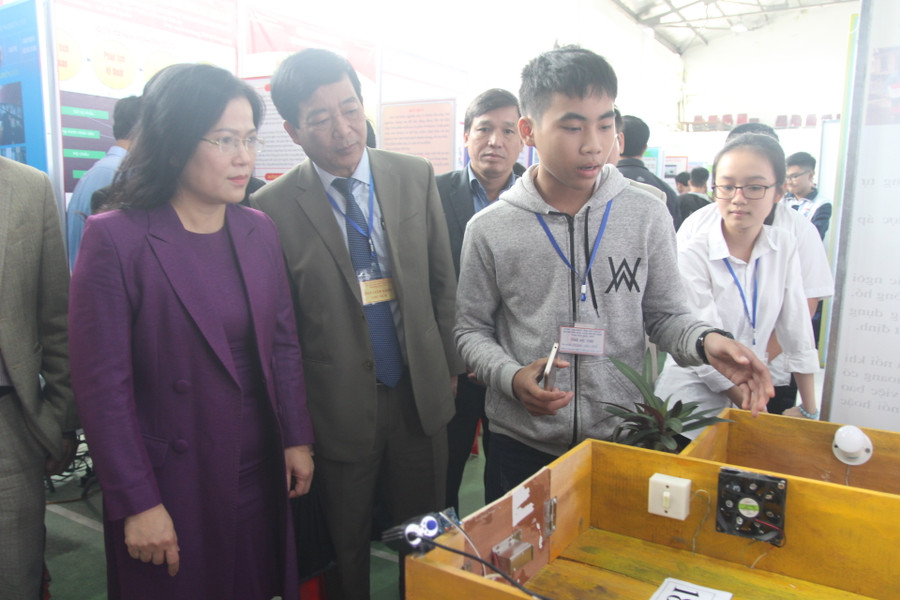 Ban tổ chức lắng nghe học sinh thuyết trình về dự án "nhà thông minh"