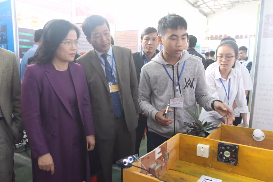 Ban tổ chức lắng nghe học sinh thuyết trình về dự án "nhà thông minh"