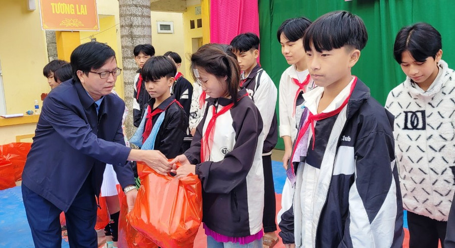 Nhà báo Thế Lượng - Phóng viên thường trú Báo GD&amp;TĐ tại Thanh Hóa trao quà cho học sinh. Ảnh: HĐ