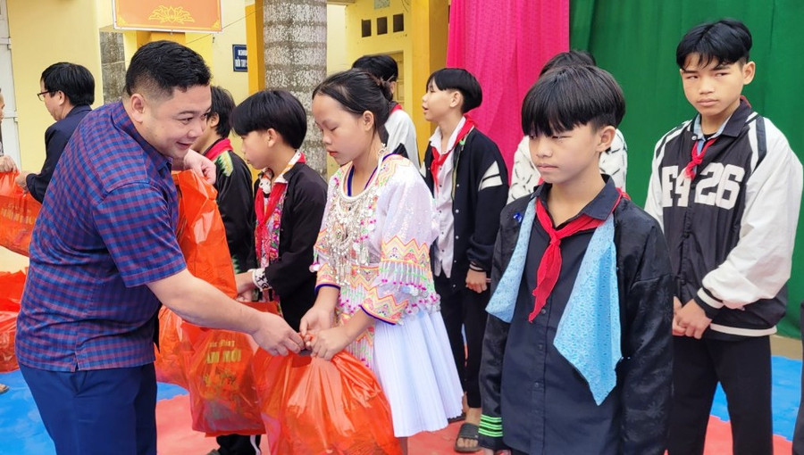 Học sinh nghèo Trường PTDTBT- THCS Trung Lý nhận quà Tết. Ảnh: TL