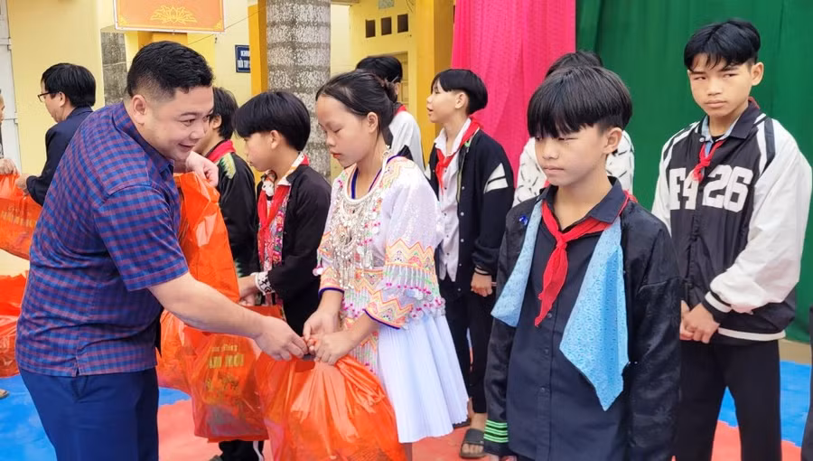 Học sinh nghèo Trường PTDTBT- THCS Trung Lý nhận quà Tết. Ảnh: TL