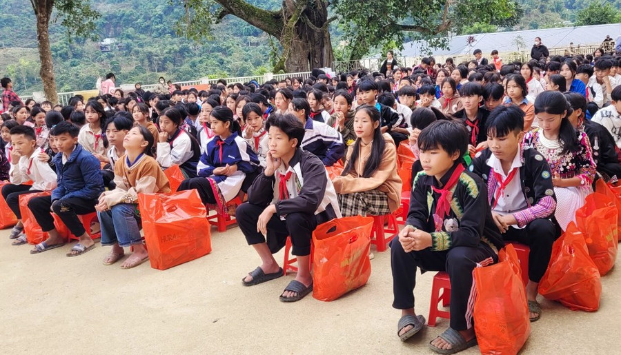 290 học sinh nghèo ở Trường PTDTBT- THCS Trung Lý (Mường Lát, Thanh Hóa) được nhận quà Tết sáng 21/1. Ảnh: TL.