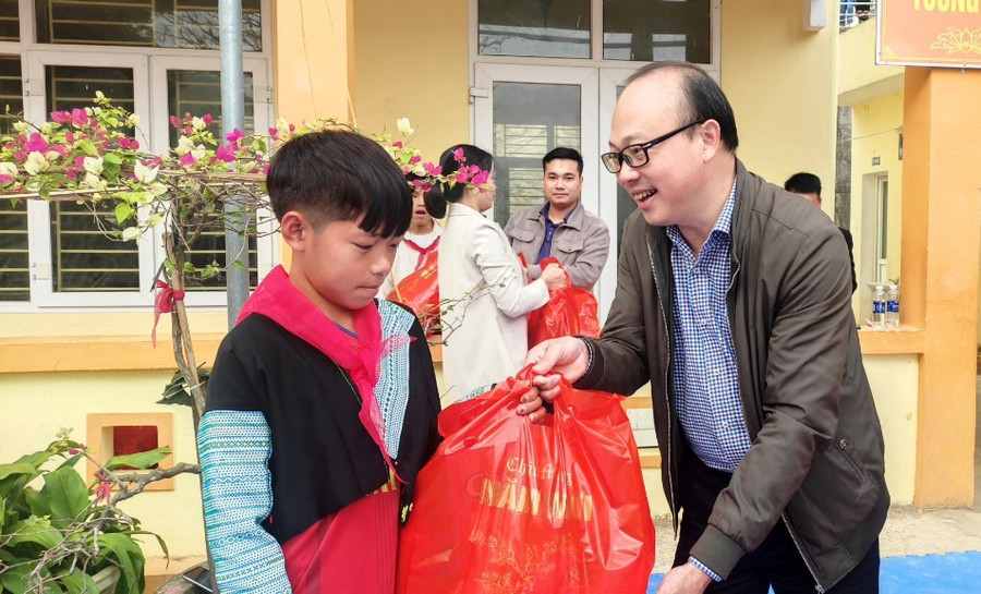 Nhà báo Hà Đồng - Phóng viên thường trú Báo Tuổi trẻ TP Hồ Chí Minh tại Thanh Hóa trao quà cho học sinh nghèo ở Trường PTDTBT- THCS Trung Lý. Ảnh: TL