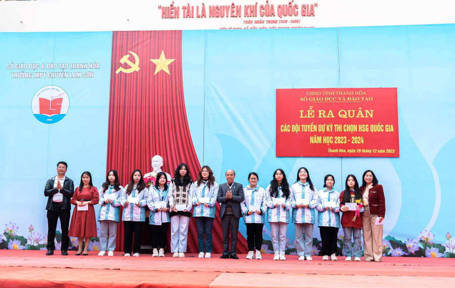 Lãnh đạo Sở GD&ĐT Thanh Hóa tặng quà học sinh tại Lễ ra quân các đội tuyển dự thi HSG Quốc gia năm học 2023-2024. Ảnh: Trường THPT chuyên Lam Sơn cung cấp Lãnh đạo Sở GD&ĐT Thanh Hóa tặng quà học sinh tại Lễ ra quân các đội tuyển dự thi HSG Quốc gia năm học 2023-2024. Ảnh: Trường THPT chuyên Lam Sơn cung cấp