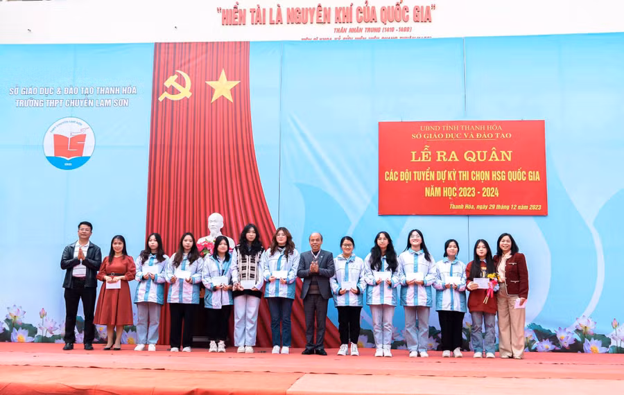 Lãnh đạo Sở GD&ĐT Thanh Hóa tặng quà học sinh tại Lễ ra quân các đội tuyển dự thi HSG Quốc gia năm học 2023-2024. Ảnh: Trường THPT chuyên Lam Sơn cung cấp
