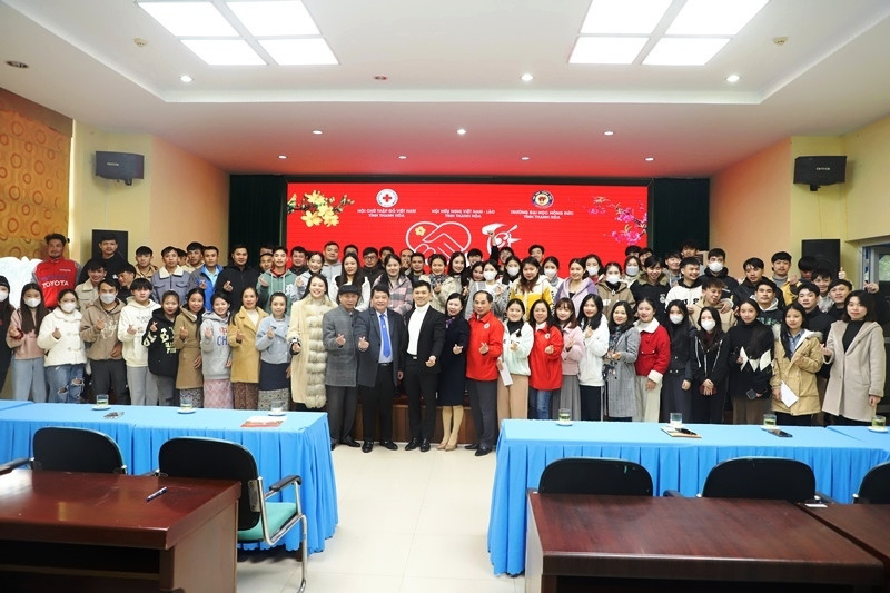 Sinh viên Lào tại Thanh Hóa được nhận quà Tết. Ảnh: TL Sinh viên Lào tại Thanh Hóa được nhận quà Tết. Ảnh: TL