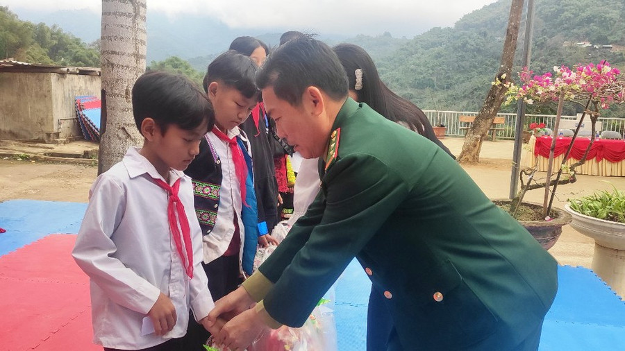 Thượng tá Cao Văn Long - Chính trị viên, Đồn Biên phòng Lý trao quà cho học sinh. Ảnh: TL