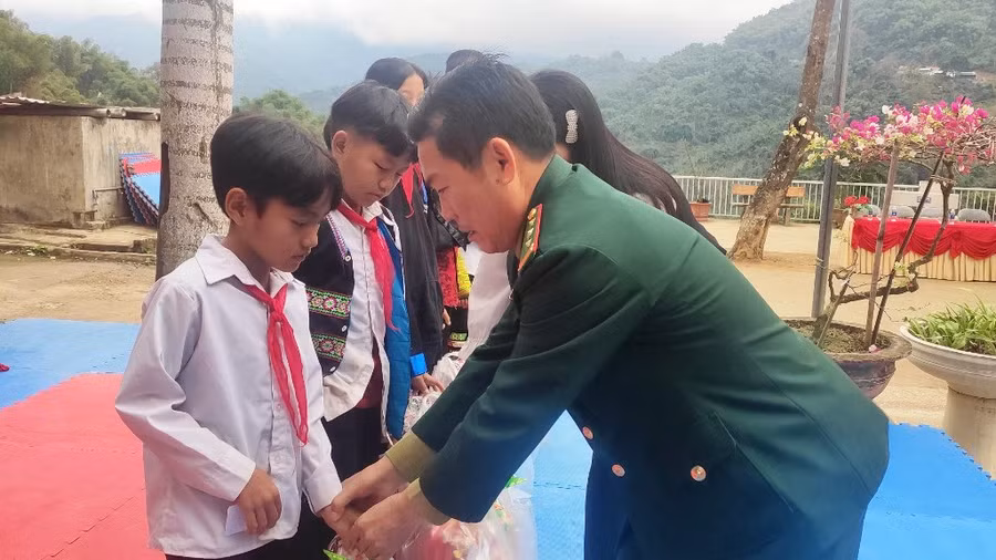 Thượng tá Cao Văn Long - Chính trị viên, Đồn Biên phòng Lý trao quà cho học sinh. Ảnh: TL