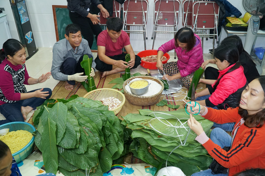 Người dân Nghệ An gói bánh chưng, tập kết lại để kịp vận chuyển vào cho bà con vùng lũ.