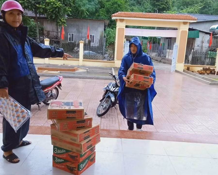 Một phụ huynh Trường Mầm non Xá Lượng (huyện Tương Dương, Nghệ An) mang mì tôm đến nhờ nhà trưởng gửi cho đồng bào trong cơn hoạn nạn.
