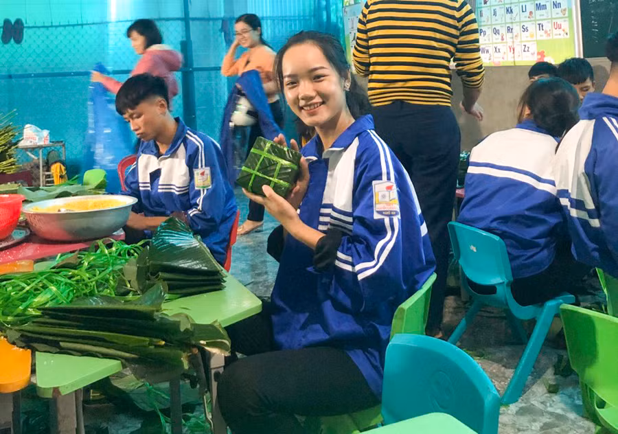 Niềm vui của học sinh Trường THPT Nguyễn Cảnh Chân (Thanh Chương, Nghệ An) khi được góp sức ủng hộ đồng bào miền Trung.