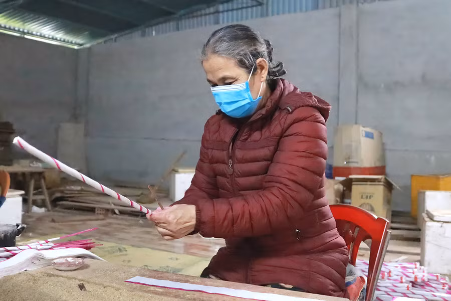 Dù đã lớn tuổi những bà Trần Thị Hòa vẫn tham gia quấn hương cùng con cháu.