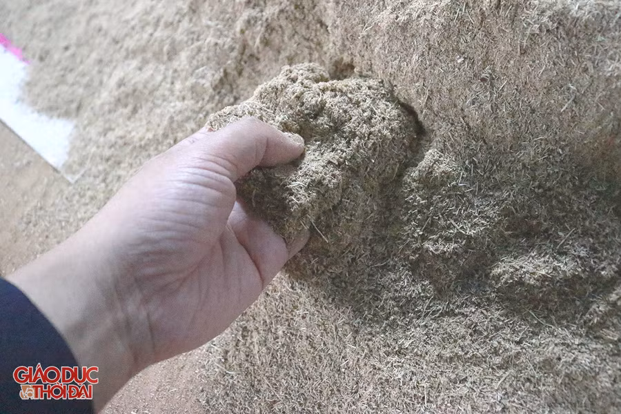 Bột hương được làm từ gốc cây rễ hương pha trộn với trầm hương, thảo quả, quế chi, hoa hồi, bã mía.