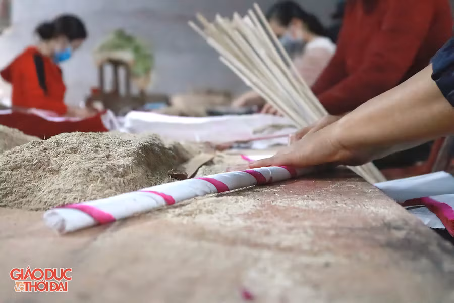 Quấn hương là công đoạn cuối cùng để tạo nên cây hương.