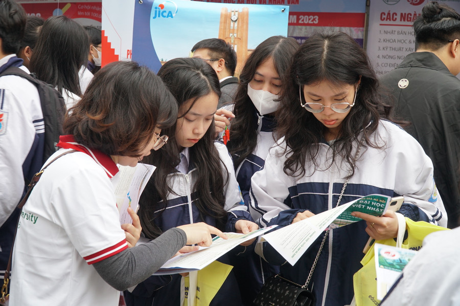 Nhiều thí sinh Nghệ An quan tâm đến các ngành học mới, có liên kết đào tạo hoặc trao đổi sinh viên với trường đại học nước ngoài. Ảnh: Hồ Lài. Nhiều thí sinh Nghệ An quan tâm đến các ngành học mới, có liên kết đào tạo hoặc trao đổi sinh viên với trường đại học nước ngoài. Ảnh: Hồ Lài.