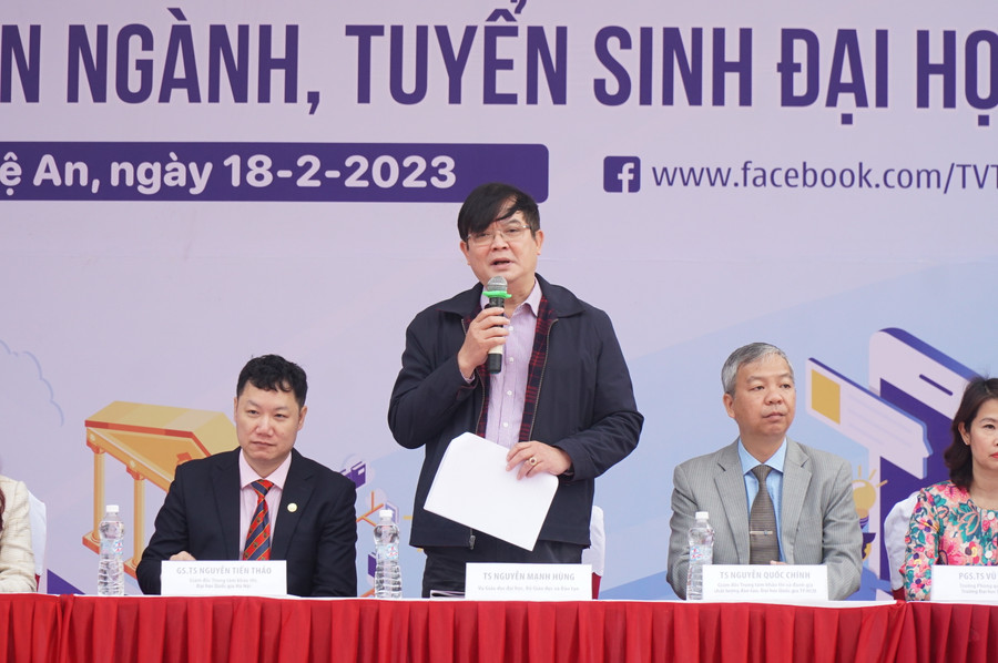 Chuyên gia đến từ Bộ GD&ĐT, các trường ĐH trực tiếp tư vấn cho học sinh Nghệ An các vấn đề liên quan đến tuyển sinh đại học năm 2023. Ảnh: Hồ Lài. Chuyên gia đến từ Bộ GD&ĐT, các trường ĐH trực tiếp tư vấn cho học sinh Nghệ An các vấn đề liên quan đến tuyển sinh đại học năm 2023. Ảnh: Hồ Lài.