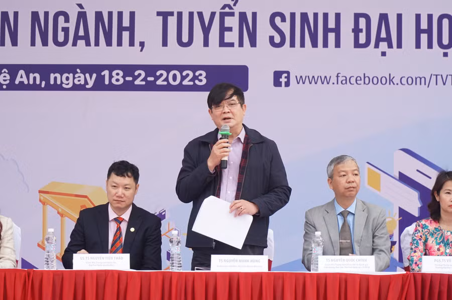 Chuyên gia đến từ Bộ GD&amp;ĐT, các trường ĐH trực tiếp tư vấn cho học sinh Nghệ An các vấn đề liên quan đến tuyển sinh đại học năm 2023. Ảnh: Hồ Lài.