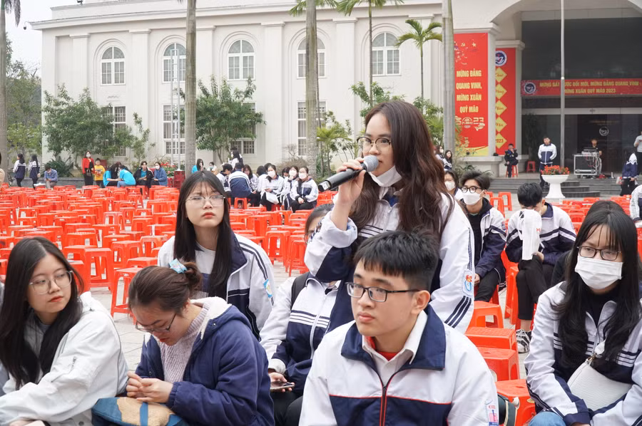 Học sinh lớp 12 tại Nghệ An đặt câu hỏi về thông tin tuyển sinh ĐH trong chương trình tư vấn, hướng nghiệp. Ảnh: Hồ Lài.