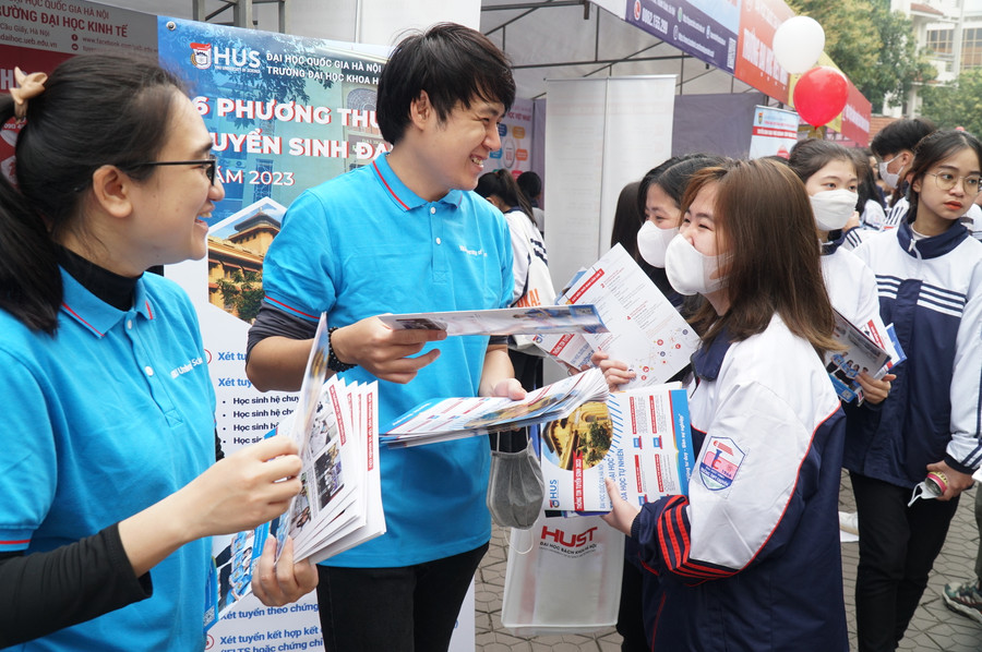 Thí sinh được các chuyên gia tư vấn cân nhắc lựa chọn ngành nghề phù hợp với năng lực và đam mê. Ảnh: Hồ Lài. Thí sinh được các chuyên gia tư vấn cân nhắc lựa chọn ngành nghề phù hợp với năng lực và đam mê. Ảnh: Hồ Lài.