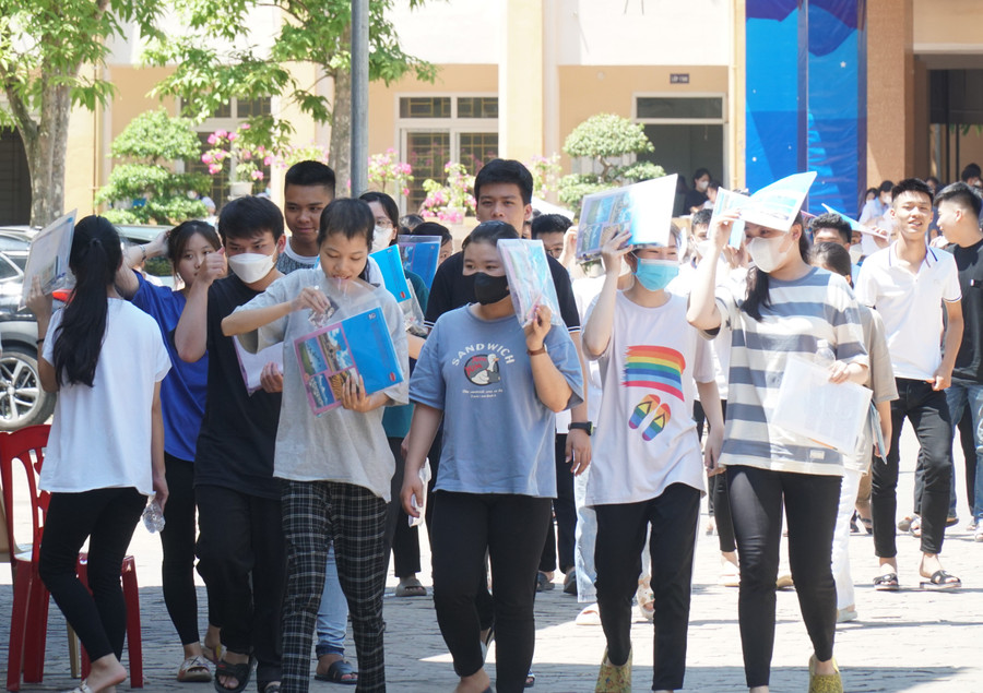 Thí sinh Nghệ An hoàn thành bài thi tổ hợp với nhiều tâm trạng. Ảnh: Hồ Lài. Thí sinh Nghệ An hoàn thành bài thi tổ hợp với nhiều tâm trạng. Ảnh: Hồ Lài.