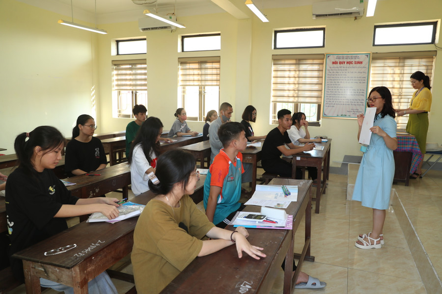 Cán bộ coi thi nhắc nhở thí sinh lần nữa về thực hiện quy chế thi, điền thông tin cá nhân đầy đủ, đúng quy cách lên phiếu trả lời trắc nghiệm. Ảnh: Hồ Lài. Cán bộ coi thi nhắc nhở thí sinh lần nữa về thực hiện quy chế thi, điền thông tin cá nhân đầy đủ, đúng quy cách lên phiếu trả lời trắc nghiệm. Ảnh: Hồ Lài.