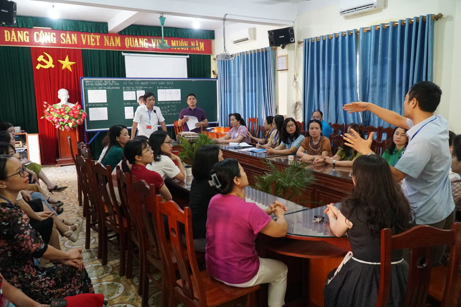 Họp cán bộ coi thi, trao đổi về đánh số báo danh, sắp xếp chỗ ngồi cho thí sinh tham gia bài thi tổ hợp KHTN-KHXH tại điểm thi Trường Phổ thông DTNT THPT tỉnh Nghệ An. Ảnh: Hồ Lài. Họp cán bộ coi thi, trao đổi về đánh số báo danh, sắp xếp chỗ ngồi cho thí sinh tham gia bài thi tổ hợp KHTN-KHXH tại điểm thi Trường Phổ thông DTNT THPT tỉnh Nghệ An. Ảnh: Hồ Lài.