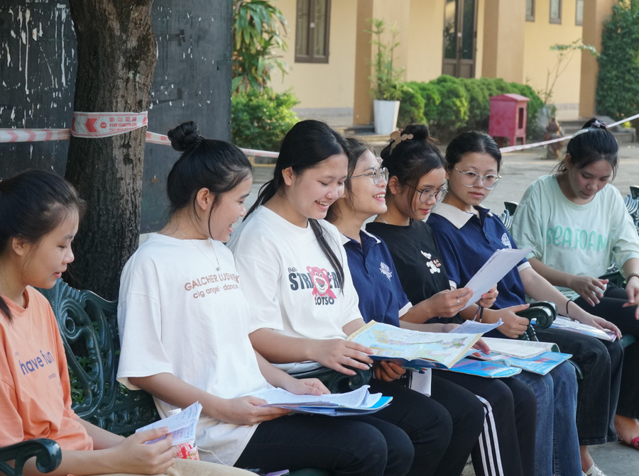 Các thí sinh giữ tâm lý bình tĩnh trước bài thi quan trọng vừa lấy điểm xét tốt nghiệp vừa xét tuyển đại học. Ảnh: Hồ Lài.