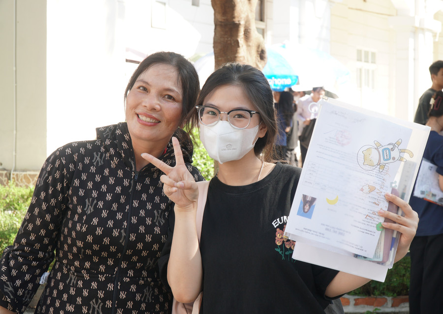 Em Trần Diễu Thảo vui mừng bên mẹ sau khi tự tin bài làm môn tiếng Anh trên 9 điểm.