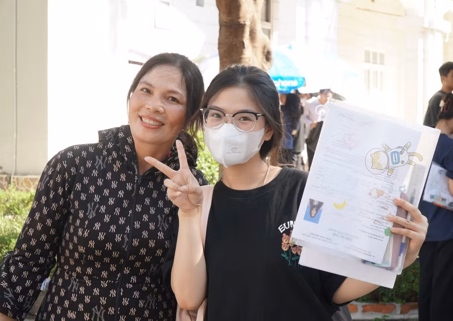 Em Trần Diễu Thảo vui mừng bên mẹ sau khi tự tin bài làm môn tiếng Anh trên 9 điểm.