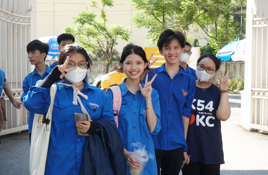 Thí sinh vui vẻ chụp ảnh kỷ niệm, cảm ơn đội ngũ tình nguyện tiếp sức sau khi hoàn thành kỳ thi tốt nghiệp THPT.