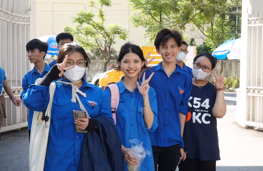 Thí sinh vui vẻ chụp ảnh kỷ niệm, cảm ơn đội ngũ tình nguyện tiếp sức sau khi hoàn thành kỳ thi tốt nghiệp THPT.