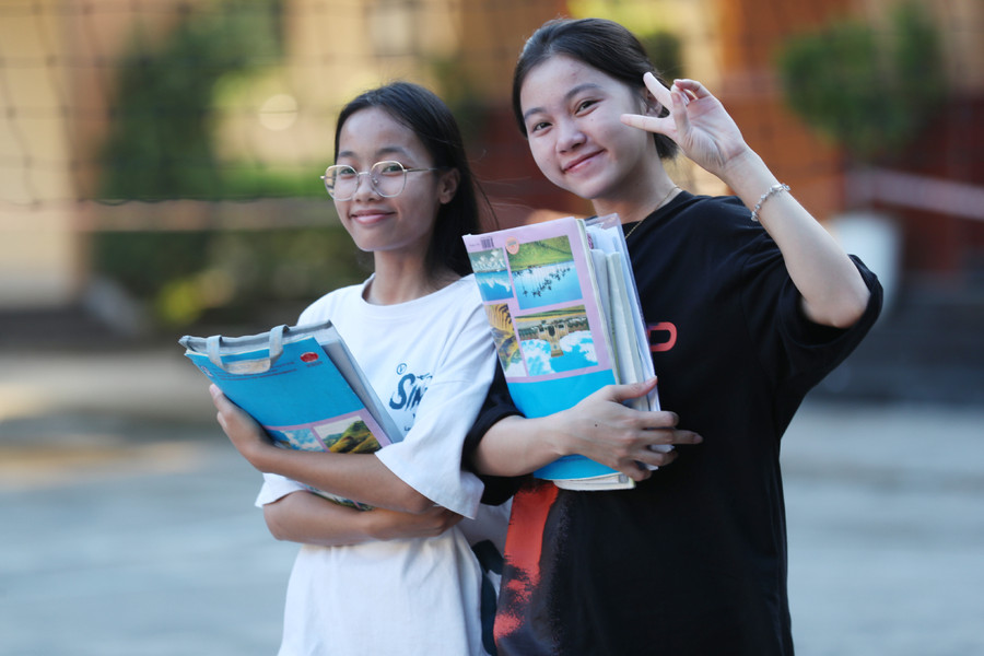 Sự quan tâm, chăm sóc của thầy cô giáo - cha mẹ thứ 2 ở ngôi nhà nội trú giúp học sinh tự tin vào bản thân, bình tĩnh bước vào kỳ thi quan trọng nhất trong 12 năm học. Ảnh: Hồ Lài. Sự quan tâm, chăm sóc của thầy cô giáo - cha mẹ thứ 2 ở ngôi nhà nội trú giúp học sinh tự tin vào bản thân, bình tĩnh bước vào kỳ thi quan trọng nhất trong 12 năm học. Ảnh: Hồ Lài.