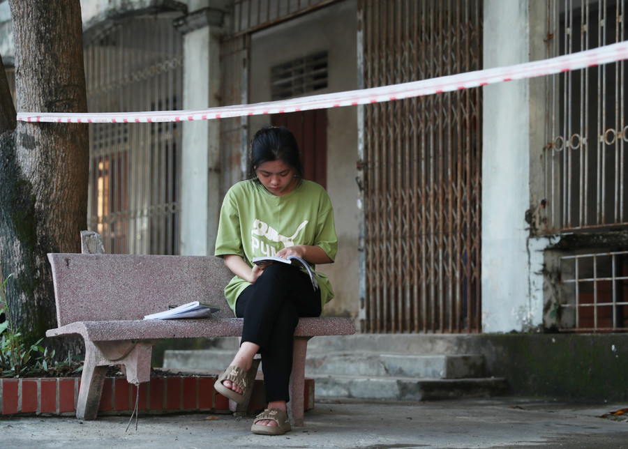 Góc ghế đá quen thuộc mà các học trò dân tộc nội trú ngồi tự học, tự đọc. Đến tận trước giờ thi, có em vẫn tranh thủ ngồi đọc lại kiến thức. Ảnh: Hồ Lài. Góc ghế đá quen thuộc mà các học trò dân tộc nội trú ngồi tự học, tự đọc. Đến tận trước giờ thi, có em vẫn tranh thủ ngồi đọc lại kiến thức. Ảnh: Hồ Lài.