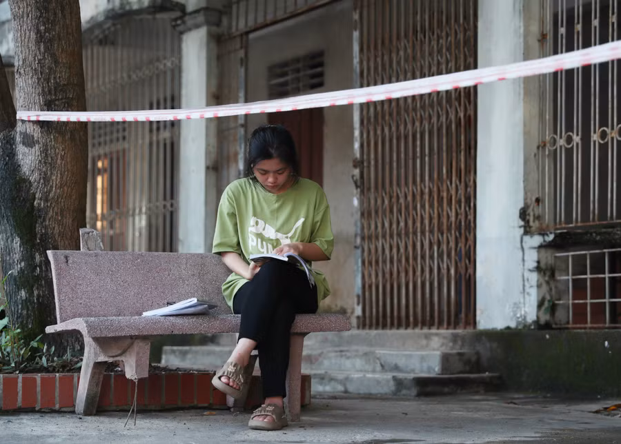 Góc ghế đá quen thuộc mà các học trò dân tộc nội trú ngồi tự học, tự đọc. Đến tận trước giờ thi, có em vẫn tranh thủ ngồi đọc lại kiến thức. Ảnh: Hồ Lài.