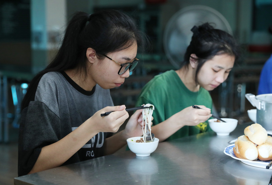 Thực đơn bữa sáng là bún, hoặc xôi, bánh mì sốt vang. Để tăng thêm khẩu phần ăn cho học sinh những ngày thi, nhà trường kêu gọi mạnh thường quân hỗ trợ thêm một phần kinh phí. Ảnh: Hồ Lài. Thực đơn bữa sáng là bún, hoặc xôi, bánh mì sốt vang. Để tăng thêm khẩu phần ăn cho học sinh những ngày thi, nhà trường kêu gọi mạnh thường quân hỗ trợ thêm một phần kinh phí. Ảnh: Hồ Lài.