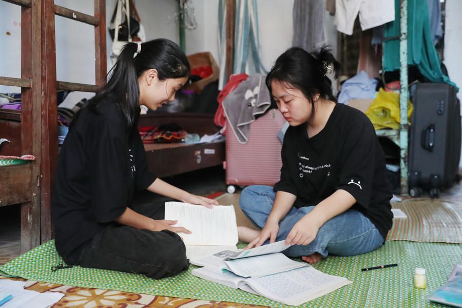 Sau buổi thi cuối cùng - kỳ thi Tốt nghiệp THPT 2023, các em trở về phòng ở ký túc xá dọn dẹp đồ đạc, sắp xếp lại sách vở tặng cho khóa dưới. Căn phòng đầy kỷ niệm này sẽ đón tiếp thế hệ học trò DTNT tiếp theo. Ảnh: Hồ Lài. Sau buổi thi cuối cùng - kỳ thi Tốt nghiệp THPT 2023, các em trở về phòng ở ký túc xá dọn dẹp đồ đạc, sắp xếp lại sách vở tặng cho khóa dưới. Căn phòng đầy kỷ niệm này sẽ đón tiếp thế hệ học trò DTNT tiếp theo. Ảnh: Hồ Lài.