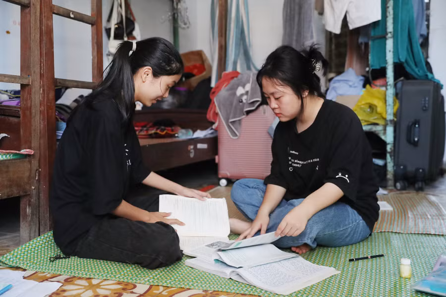 Sau buổi thi cuối cùng - kỳ thi Tốt nghiệp THPT 2023, các em trở về phòng ở ký túc xá dọn dẹp đồ đạc, sắp xếp lại sách vở tặng cho khóa dưới. Căn phòng đầy kỷ niệm này sẽ đón tiếp thế hệ học trò DTNT tiếp theo. Ảnh: Hồ Lài.