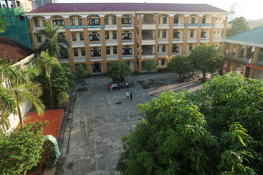 Sau khi kết thúc kỳ thi, các em cũng chính thức tạm biệt mái trường gắn bó, để tiếp tục chặng đường mới của mình với hành trang mà thầy cô đã bồi đắp, nuôi dưỡng 3 năm qua. Ảnh: Hồ Lài. Sau khi kết thúc kỳ thi, các em cũng chính thức tạm biệt mái trường gắn bó, để tiếp tục chặng đường mới của mình với hành trang mà thầy cô đã bồi đắp, nuôi dưỡng 3 năm qua. Ảnh: Hồ Lài.