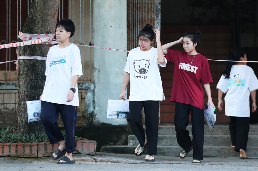 Dù năm học đã kết thúc từ cuối tháng 5, nhưng nhà trường đã giữ học sinh ở lại ôn thi, chắc lo đến tận ngày thi Tốt nghiệp THPT. Ảnh: Hồ Lài. Dù năm học đã kết thúc từ cuối tháng 5, nhưng nhà trường đã giữ học sinh ở lại ôn thi, chắc lo đến tận ngày thi Tốt nghiệp THPT. Ảnh: Hồ Lài.