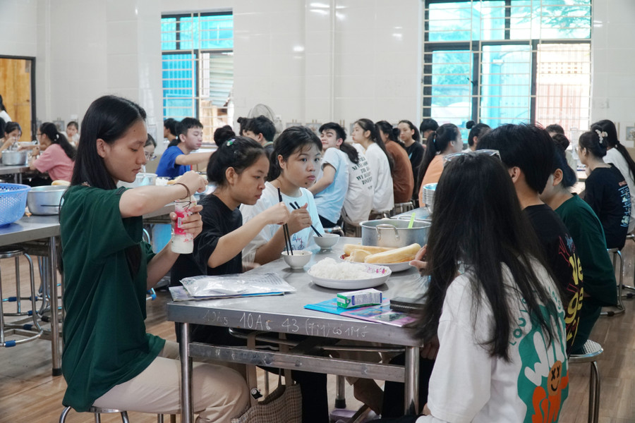 Trong những ngày thi, các nhân viên bếp ăn Trường Phổ thông DTNT THPT tỉnh Nghệ An dậy từ hơn 4h sáng để chuẩn bị bữa sáng cho hơn 200 thí sinh đang ở lại ký túc xá của trường dự thi tốt nghiệp. Ảnh: Hồ Lài. Trong những ngày thi, các nhân viên bếp ăn Trường Phổ thông DTNT THPT tỉnh Nghệ An dậy từ hơn 4h sáng để chuẩn bị bữa sáng cho hơn 200 thí sinh đang ở lại ký túc xá của trường dự thi tốt nghiệp. Ảnh: Hồ Lài.